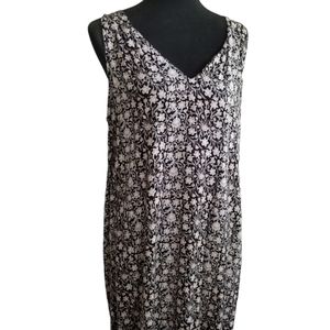 Cool. Light and breezy v-neck summer dress by GAP,with keyhole back.